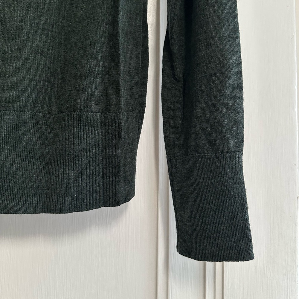 Like-new GAP 100% Merino Wool Forest Green Sweater - Women’s XS Petite - Picture 4 of 6